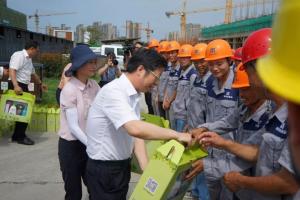 市委副書記、市長錢三雄等一行慰問奮戰(zhàn)在高溫一線建設工人